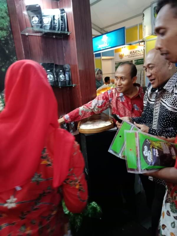 Bapak Wakil Bupati Kendal Masrur Maskur bersama Bapak Kepala BKPP di Stand BKPP