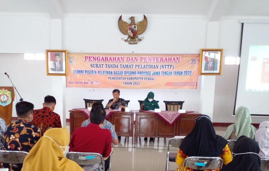 Penyerahan Surat Tanda Tamat Pelatihan (STTP) bagi alumni peserta Pelatihan Dasar CPNS Kabupaten Kendal